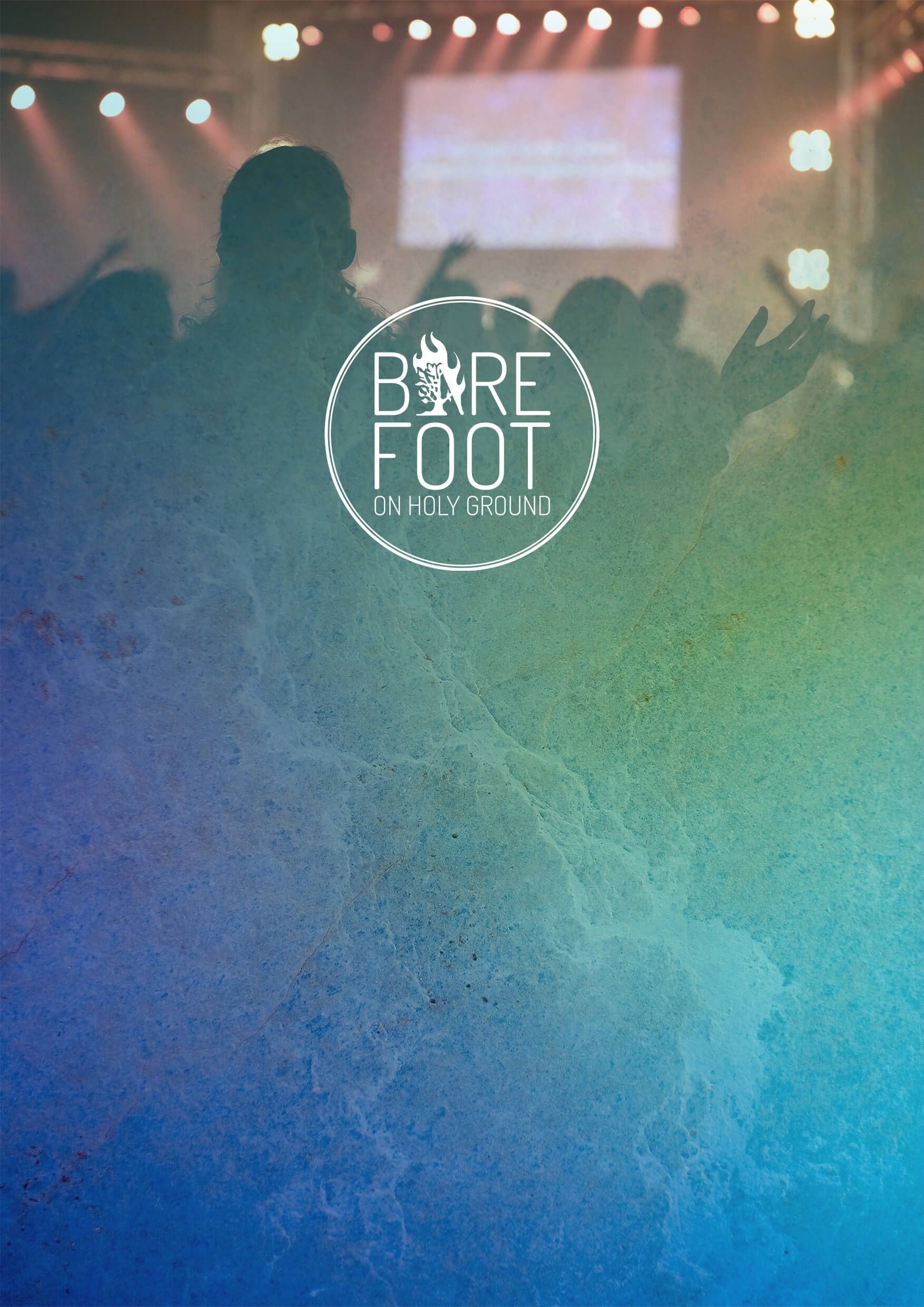 Oben auf dem Bild sind Personen von hinten vor einer Bühne fotografiert. Dadrunter liegt ein memorierter blauer Hintergrund. Über dem gesamten Bild liegt ein leicht transparenter blau-grün-gelber Verlauf. In der Mitte ist das Barefoot-Logo zu sehen.