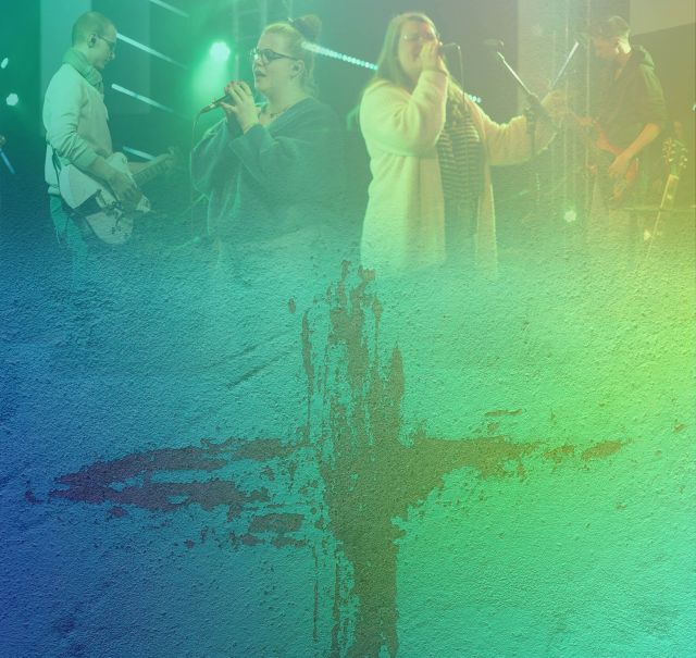 Oben auf dem Bild sind 4 Personen abgebildet. 2 davon singen, 2 weitere spielen Gitarre/Bass. Unten auf dem Bild ist ein gezeichnetes Kreuz zu sehen. Über dem gesamten Bild liegt ein leicht transparenter blau-grün-gelber Verlauf.