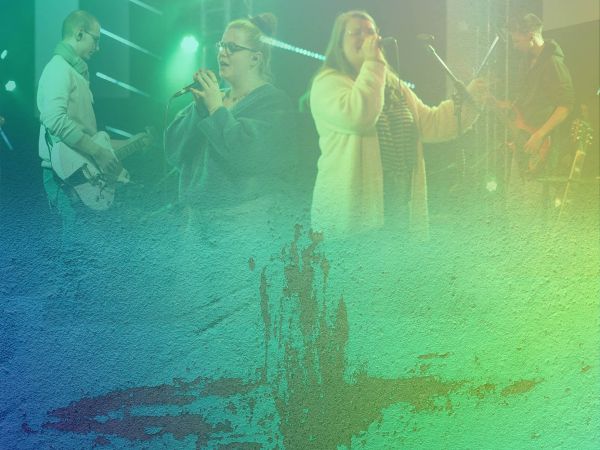 Oben auf dem Bild sind 4 Personen abgebildet. 2 davon singen, 2 weitere spielen Gitarre/Bass. Unten auf dem Bild ist ein gezeichnetes Kreuz zu sehen. Über dem gesamten Bild liegt ein leicht transparenter blau-grün-gelber Verlauf.