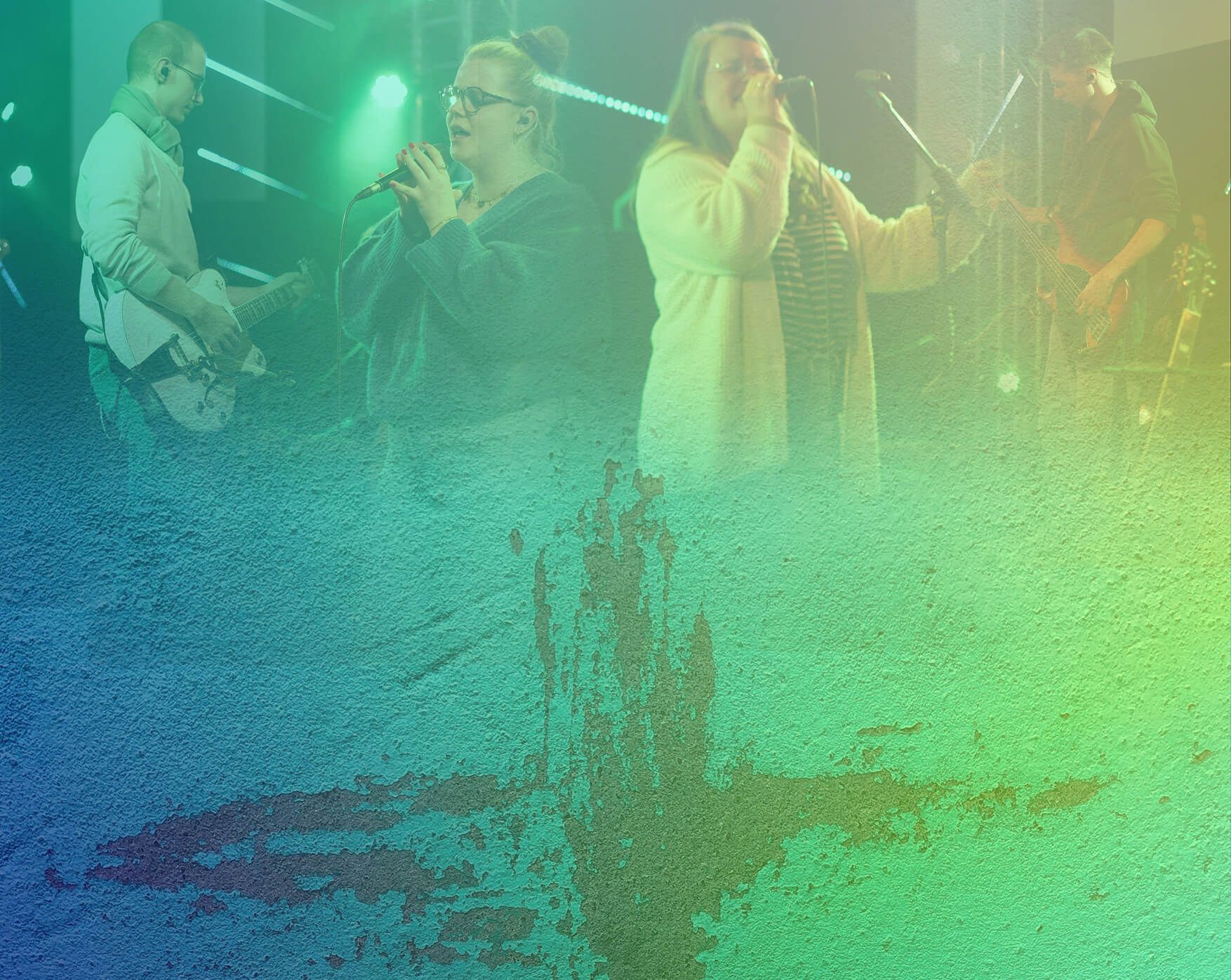 Oben auf dem Bild sind 4 Personen abgebildet. 2 davon singen, 2 weitere spielen Gitarre/Bass. In der Mitte ist das Barefootlogo. Unten auf dem Bild ist ein gezeichnetes Kreuz. Über dem gesamten Bild liegt ein leicht transparenter blau-grün-gelber Verlauf.