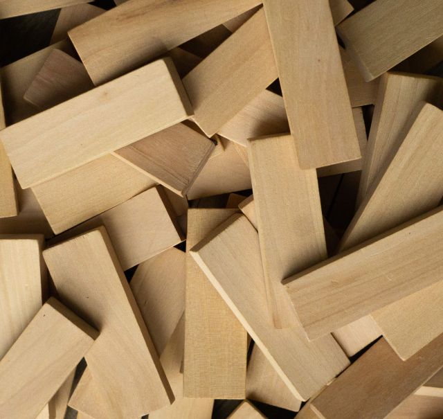 Viele Holzbausteine liegen auf einem Haufen.