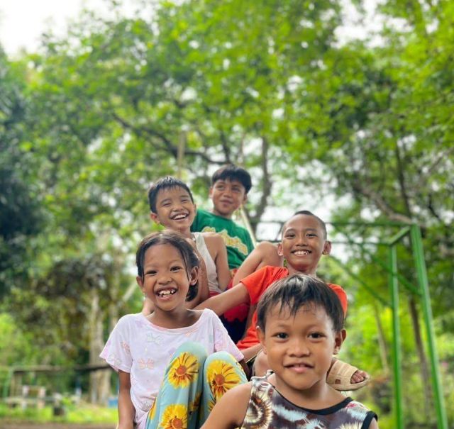 Gruppe von philippinischen Kindern auf einem Spielplatz.
