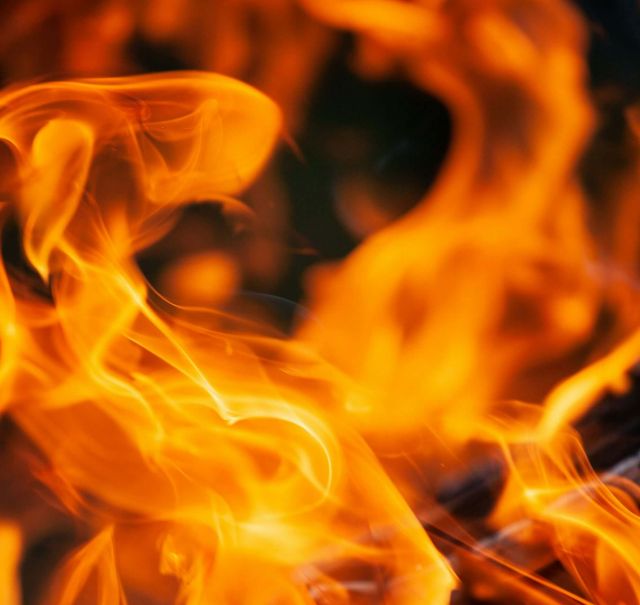 Auf dem Bild ist eine Nahaufnahme von schönen Feuerflammen zu sehen.