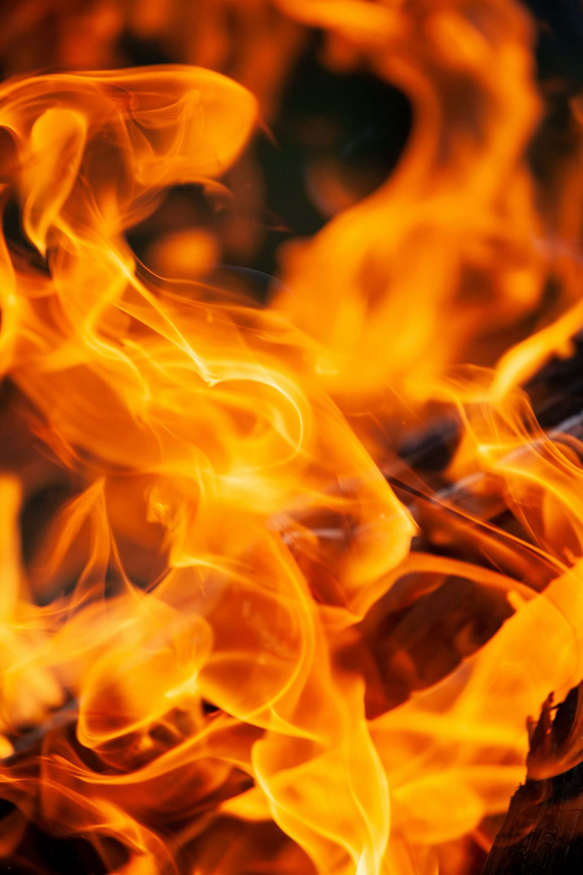 Auf dem Bild ist eine Nahaufnahme von schönen Feuerflammen zu sehen.