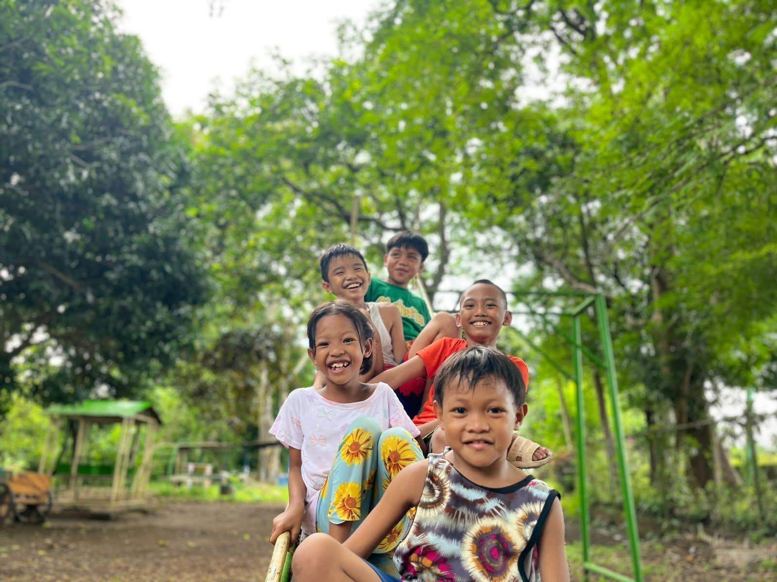 Gruppe von philippinischen Kindern auf einem Spielplatz.